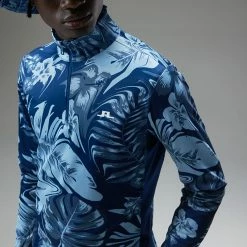 Jlindeberg J.Lindeberg Emanuel Print 1/4 Zip Golf Sweater -Golf Shirts Sales J.Lindeberg AW22 Emanuel Print Mid Layer GMJS07417 0470 SWLIN088 Hibiscus BlueNavy PeonyWhite Model 2